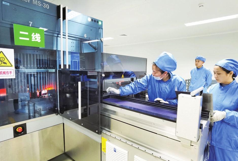 通化东宝药业股份有限公司员工对包装前的产品进行灯照处理.