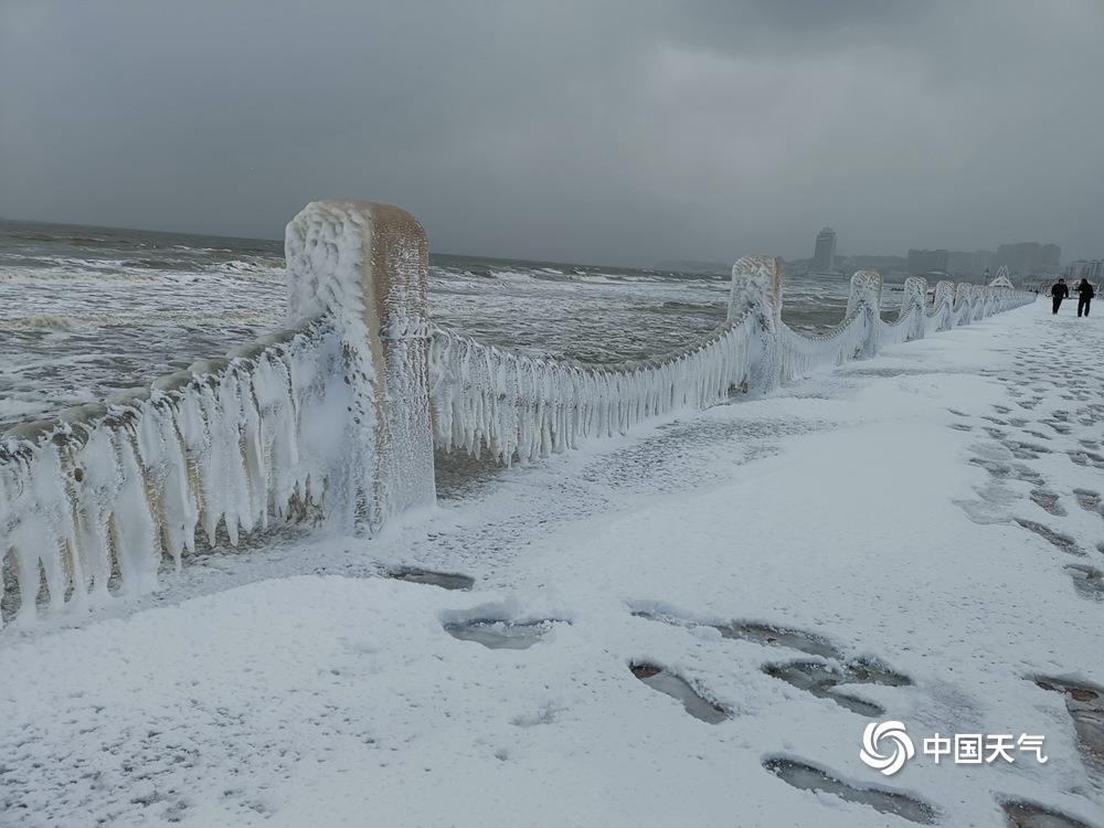 山东烟台海边出现冰凌景观宛若冰雪世界