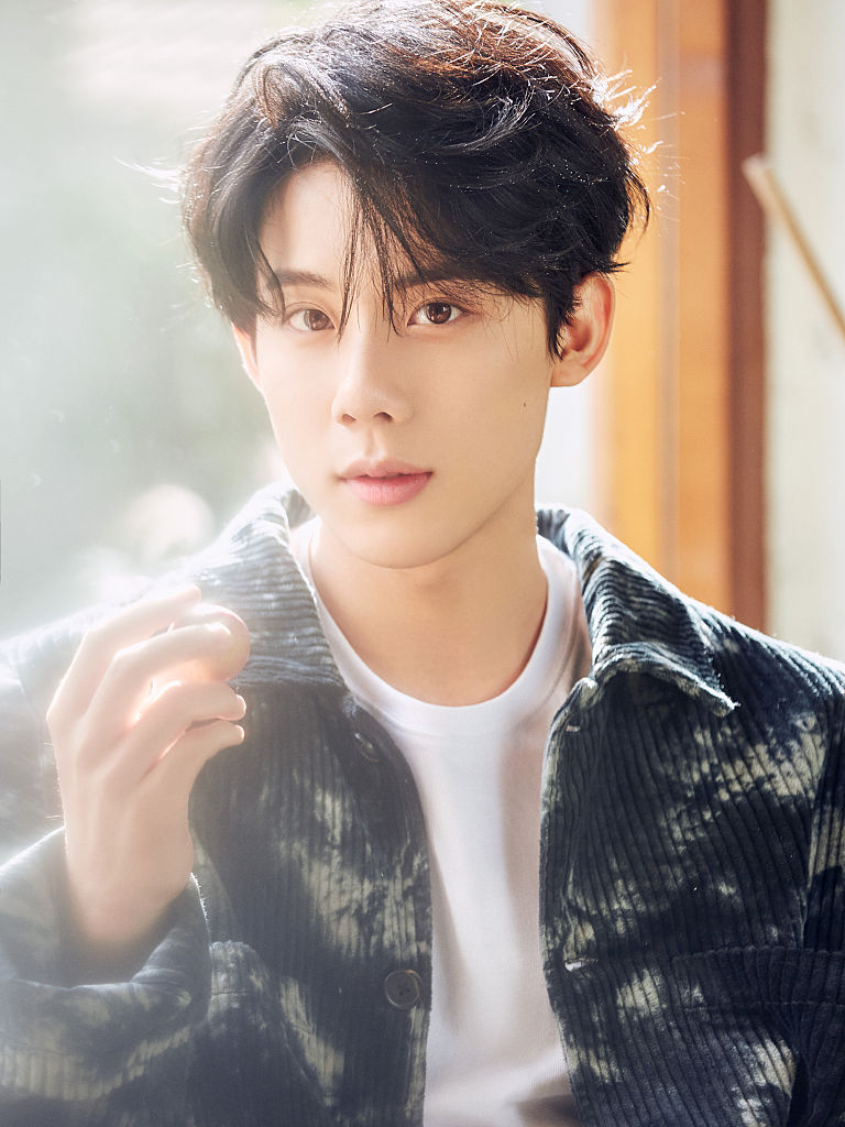 周奇圣诞特辑写真俏皮氛围浓厚少年静谧安好眉目温柔