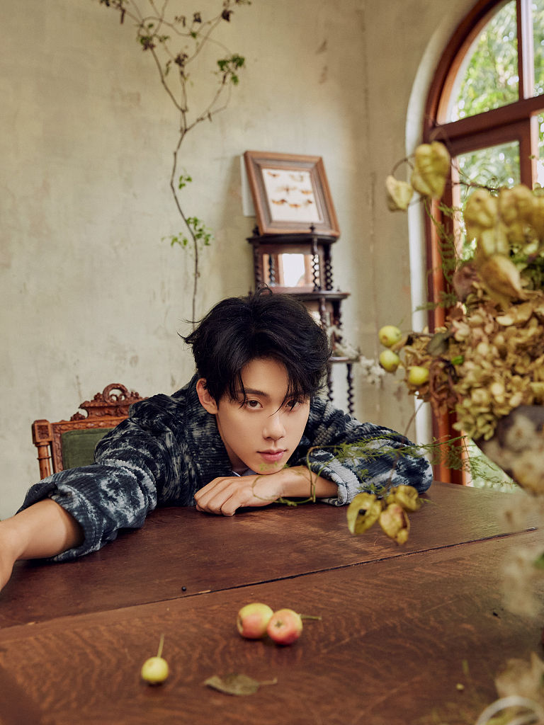 周奇圣诞特辑写真俏皮氛围浓厚少年静谧安好眉目温柔