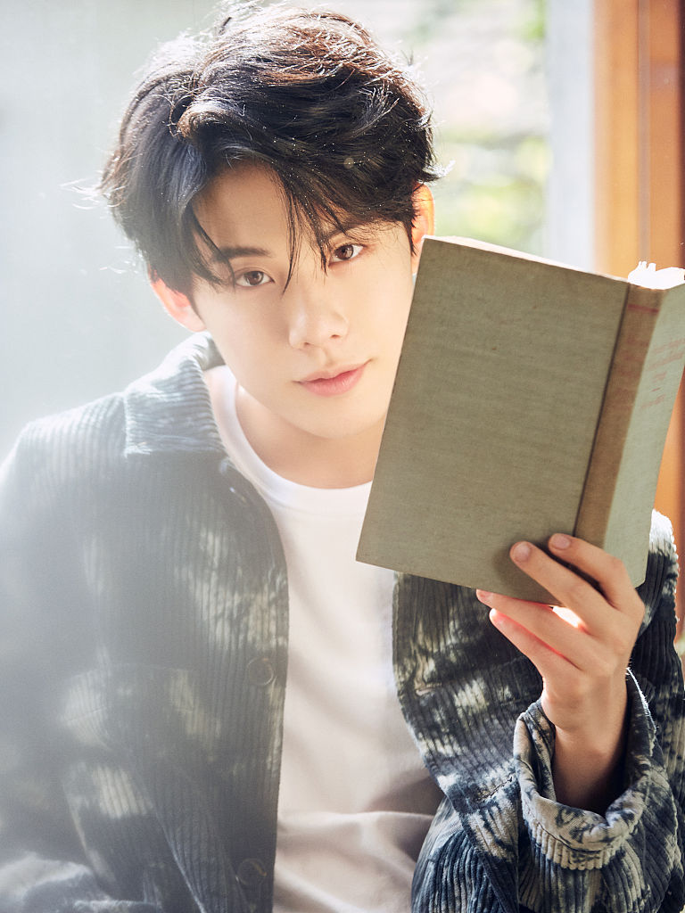 周奇圣诞特辑写真俏皮氛围浓厚少年静谧安好眉目温柔