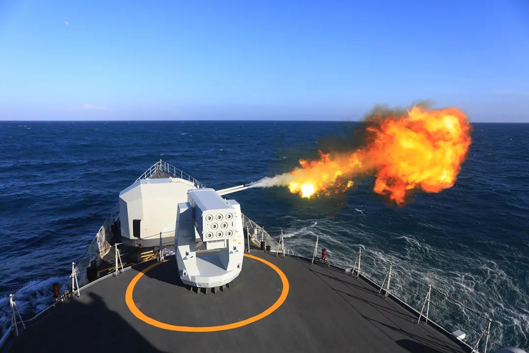 南海某海域绵阳舰火力全开