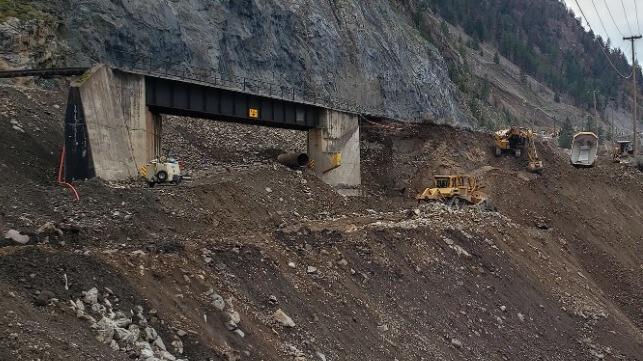 △加拿大不列颠哥伦比亚省1号公路和坦克山铁路桥都被第一轮洪水冲毁（图片来源：加拿大不列颠哥伦比亚省交通部）