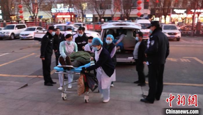 医护人员将伤员转送至孝义市人民医院治疗。赵永峰 摄