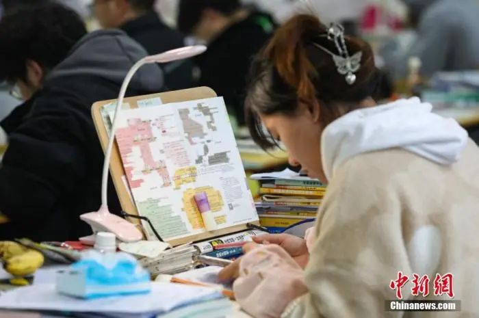 资料图：一位考研学生在南昌大学教学楼自习室复习备考。刘力鑫 摄