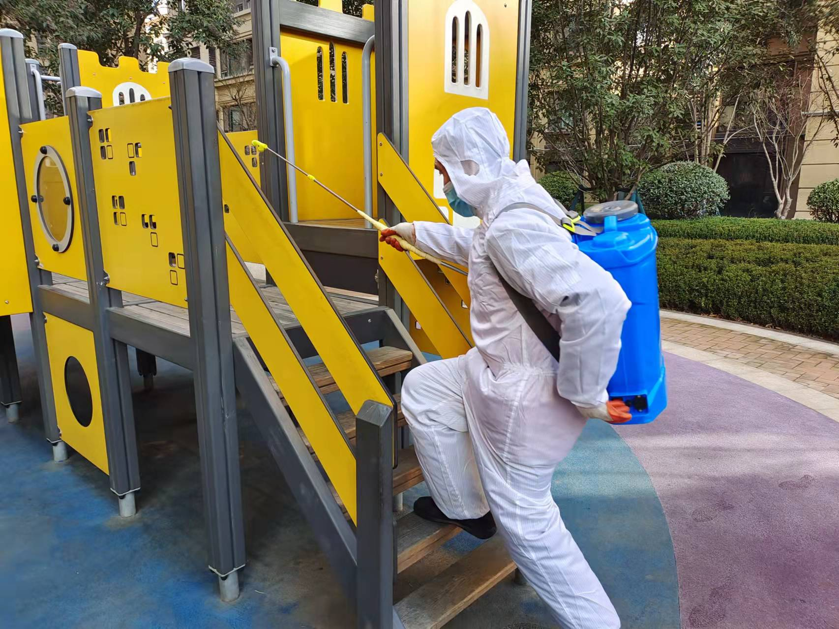 融创服务物业工作人员对小区进行消杀.图片来源 企业供图