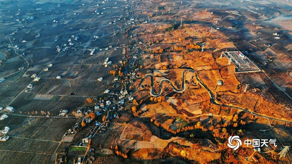 盐源县位于四川省凉山州西南部,青藏高原东南缘,进入冬季的盐源,阳光