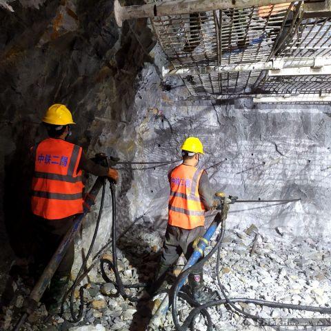 贵南高铁又一最高风险等级隧道安全贯通全长8266米