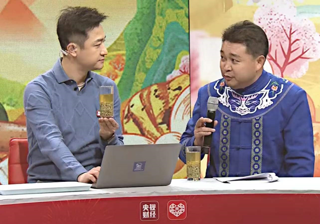 来凤县委副书记,县长张作明(右一)身穿土家族民族服饰,请本地歌试以