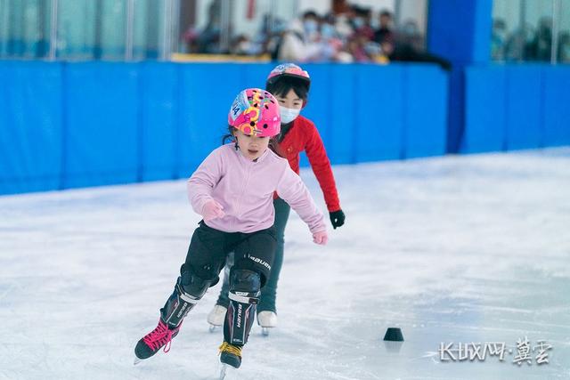 石家庄:百名滑冰小将冰场竞速