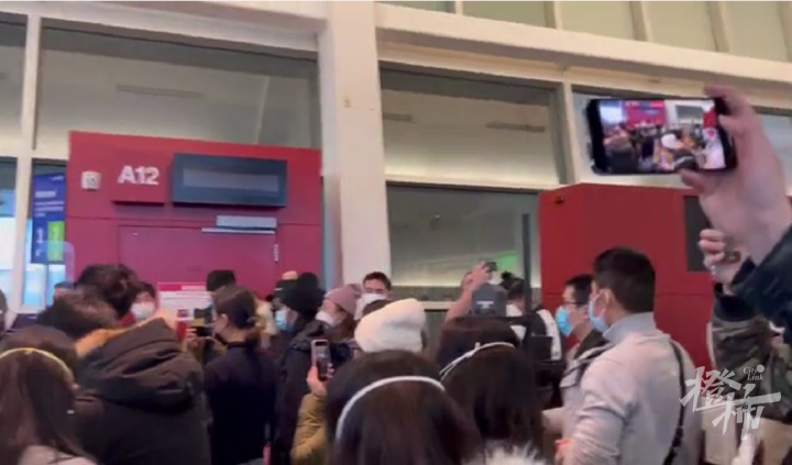 美赴华航班中途突然返航 上百中国旅客被困西雅图 多人无家可归 发生了什么 西雅图 达美航空 美大使馆 新浪新闻