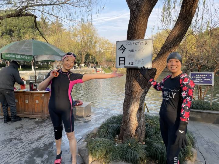 大伯大妈厉害入冬以来杭州最冷的一天他们乐呵呵下水冬泳了