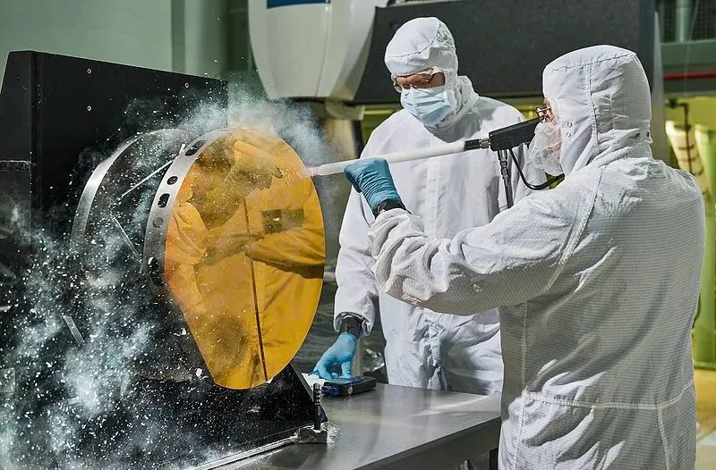 工程师正用干冰清洁 JWST 的二级镜面。图片来源：NASA/Goddard/Chris Gunn