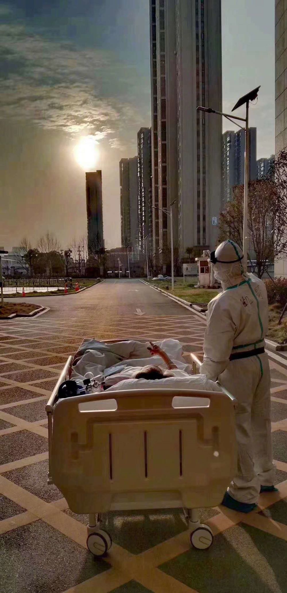 支援湖北医疗队医生在护送患者做ct途中停下,让老人欣赏日落.