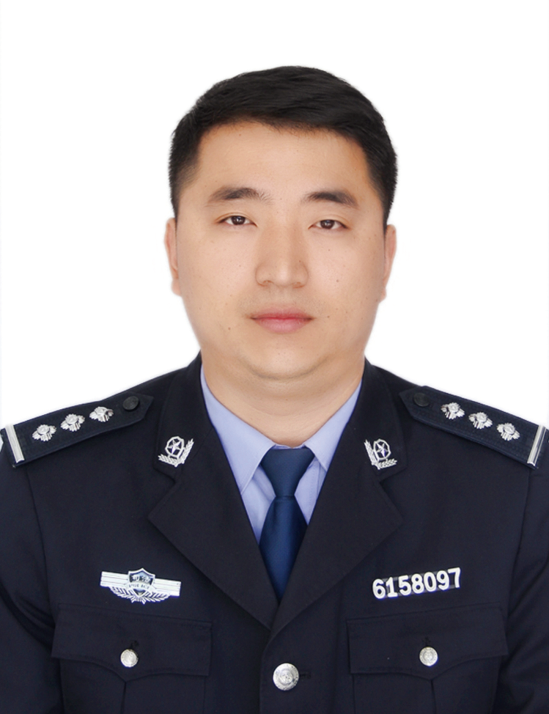 生前任陕西省延安强制隔离戒毒所医务科副科长,二级警长,一级警司警衔