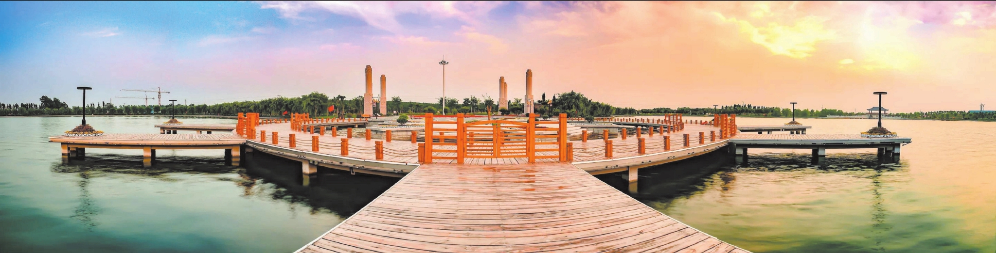 夕阳下的成安县如意湖湖面波光粼 粼,岸边绿树成荫.   李瑞平摄