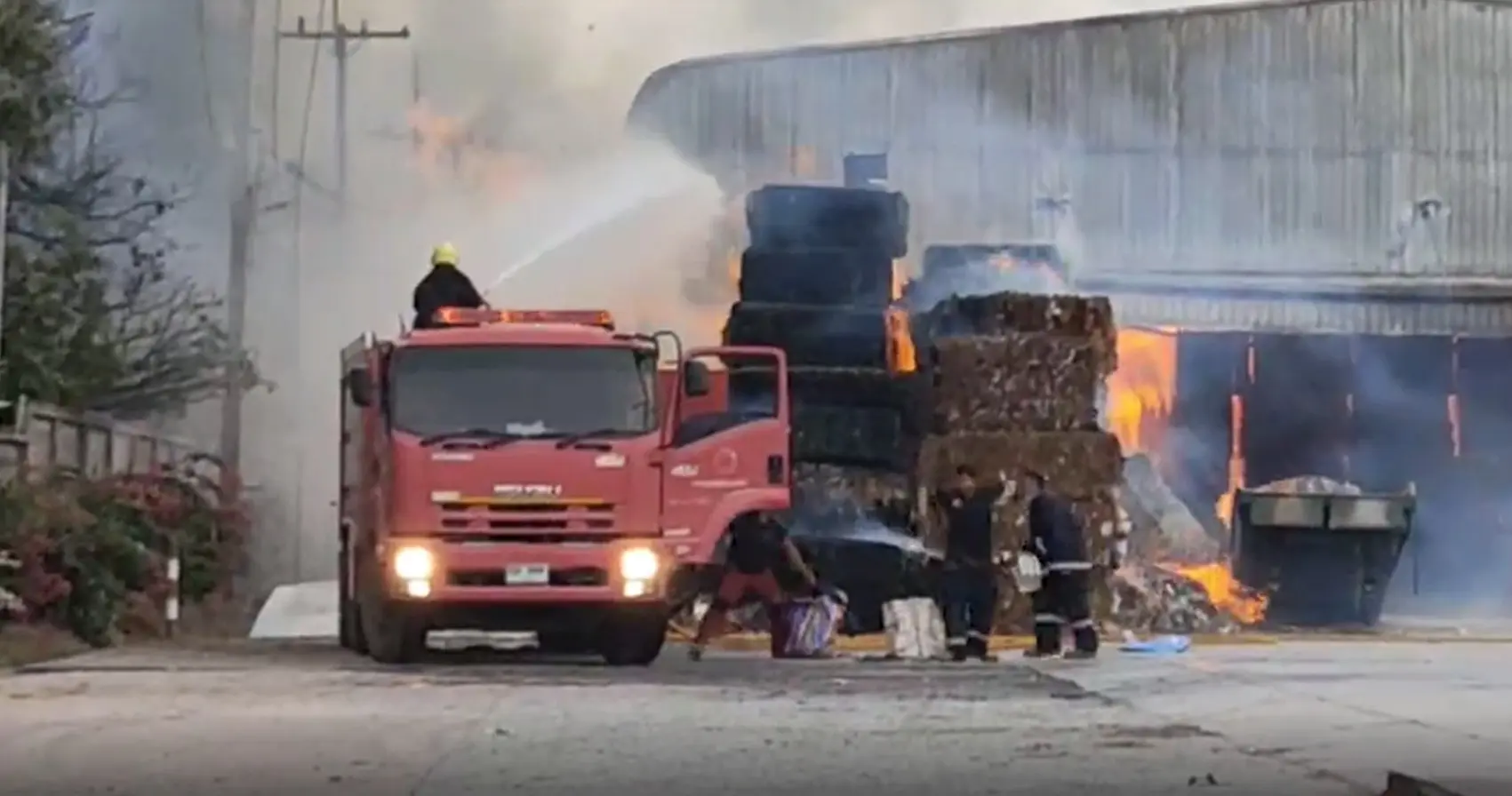 泰国春武里府一废纸回收厂发生火灾 已致9人受伤
