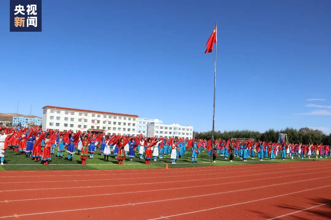 △学校艺术节学生表演