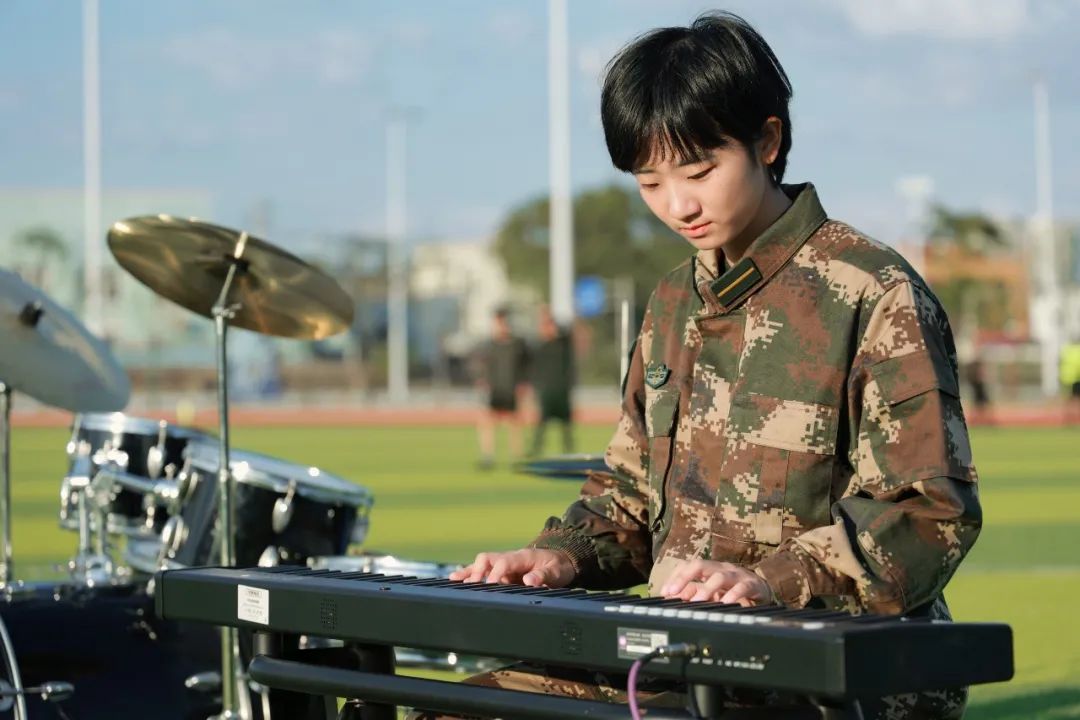 短发青春一一军旅芳华她最美