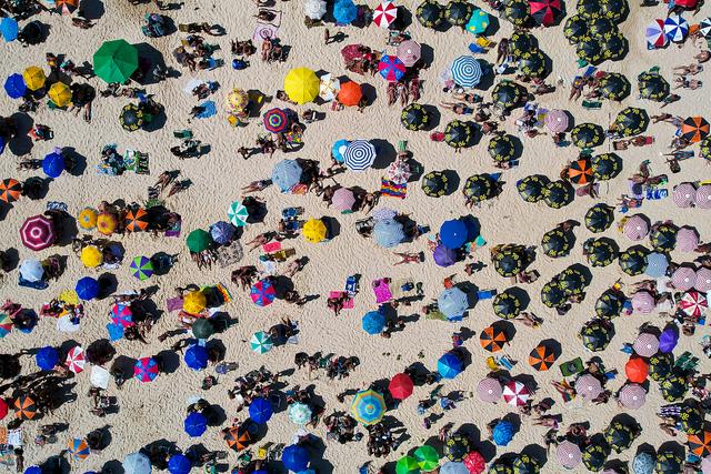 疫情还未好转巴西里约海滩人群依旧密密麻麻