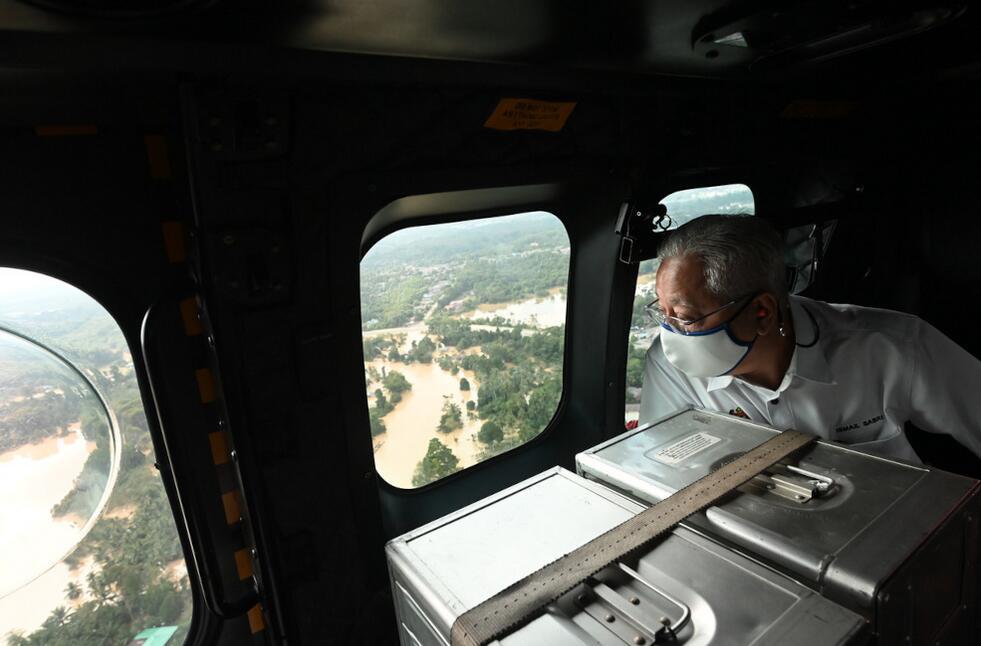 马来西亚总理伊斯迈尔·沙必里·雅各布视察洪灾灾区