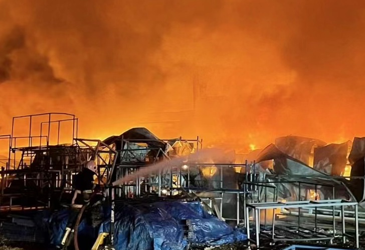 土耳其一家具厂发生火灾 20名工人被紧急送医