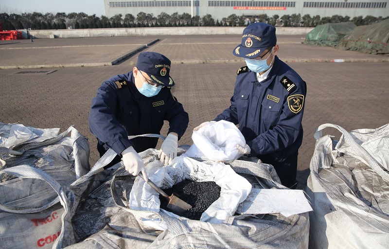 取样 石万里/摄近日,日照海关查获未申请法定检验出口危险化学品1批