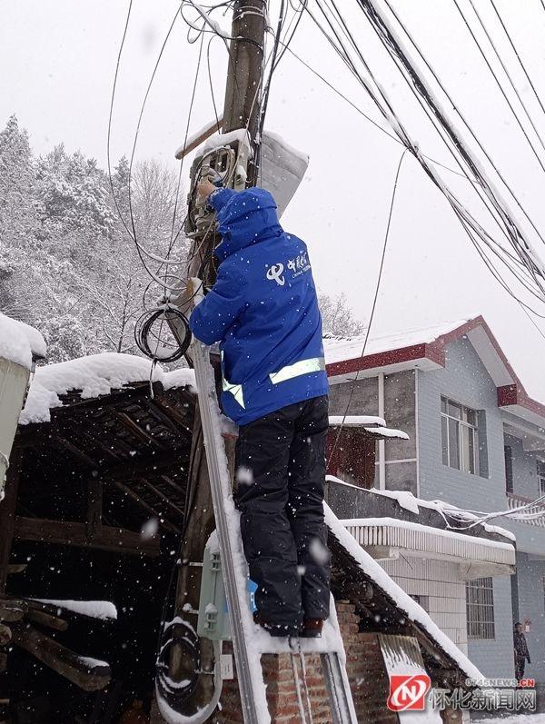 圖為智慧家庭工程師吳建在雪中跳纖裝機