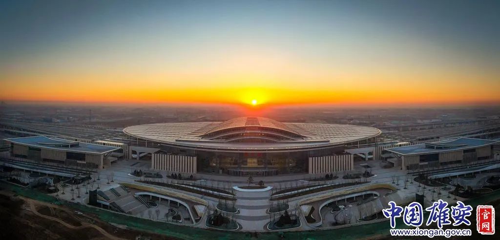 落日余晖下的京雄城际铁路雄安站.任双欢 摄