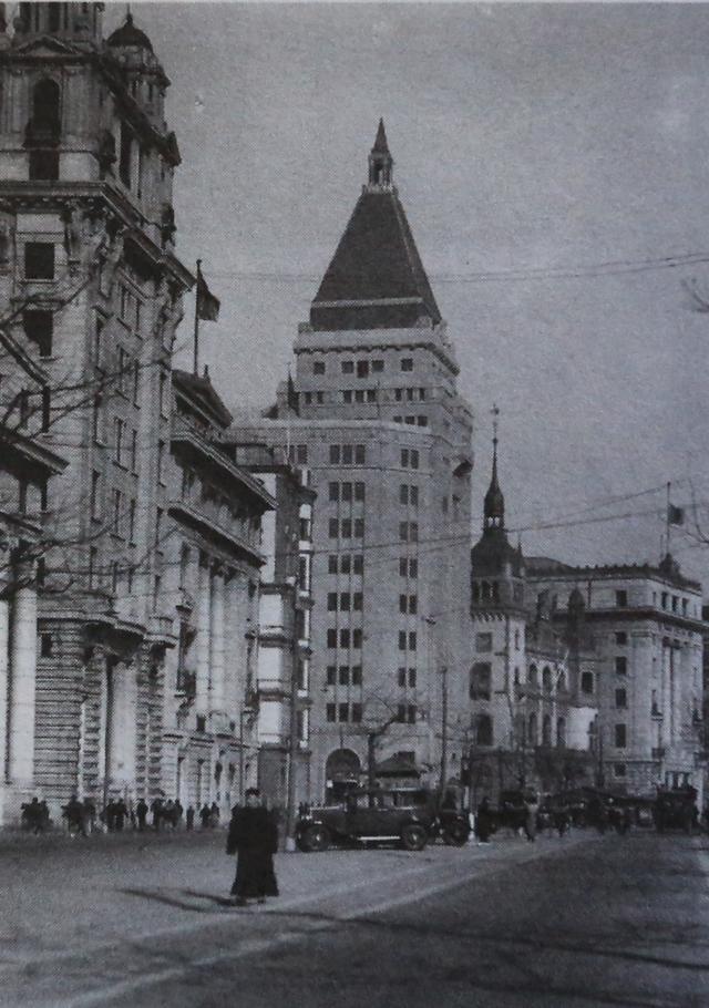 1929年的外滩沙逊大厦。右侧尖塔大楼即德国总会