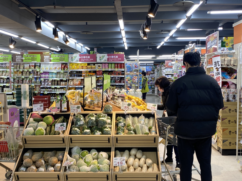 台北民众在超市采购商品.新华社记者徐瑞青 摄