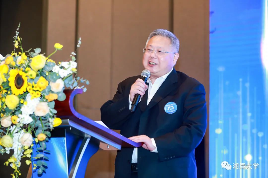 黄云清,周向宇,肖志伟,王永华,王鲁湘,覃九三共同按下第二届湘潭大学