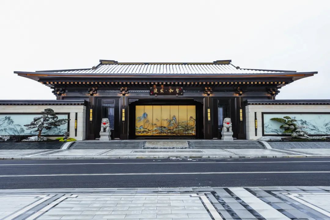 (建发和玺项目展示区大门)