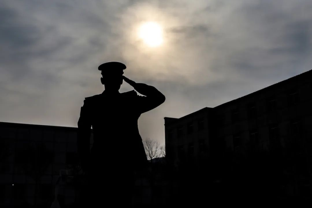 副连长在那一天终于明白,大家对老班长的认识都只停留在了表象.