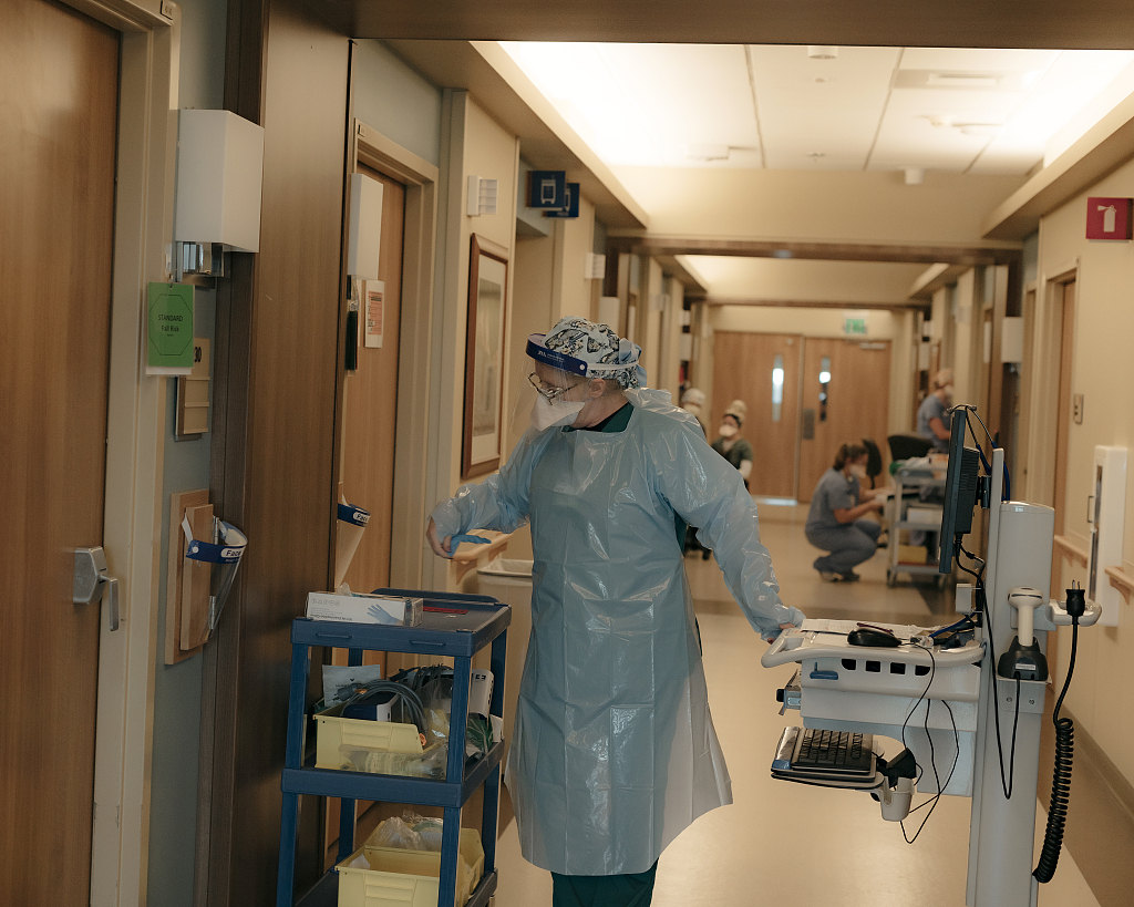 新冠疫情致美国医院床位难求重病男子苦等15天后不治身亡