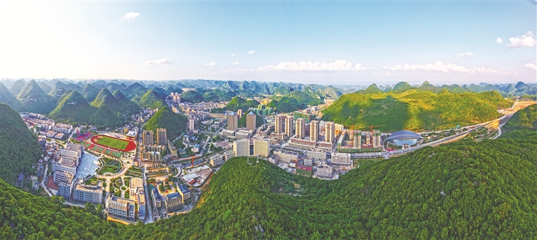 千峰叠翠环绕的长顺县城新貌黔南州首府"桥城"都匀市加速推进城镇化
