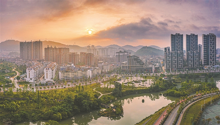 苗岭深处福泉市城区一角 (本版图片由黔南州发展和改革局提供)