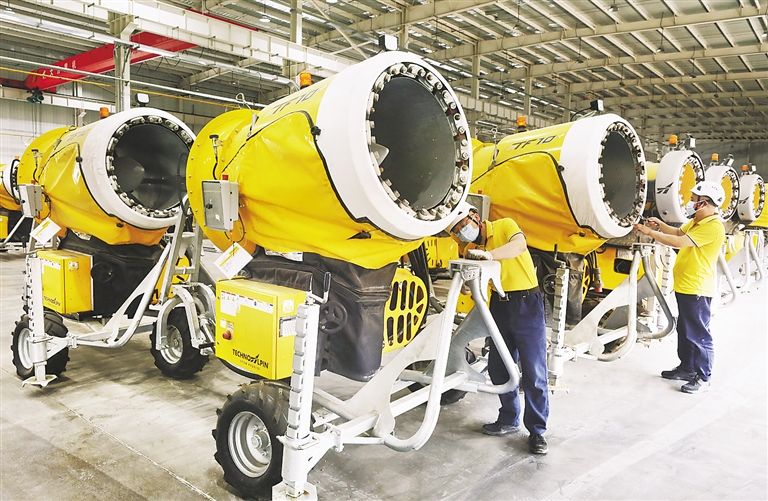 张家口高新区冰雪装备产业园内的天冰冰雪设备张家口有限公司生产的造