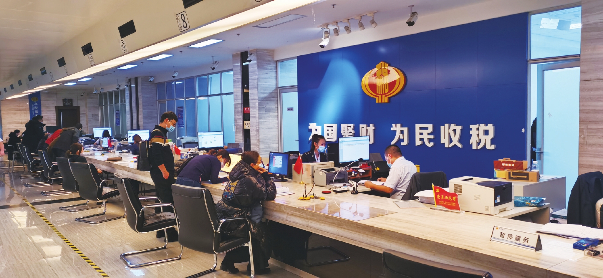 长春市税务局第二税务分局办税服务厅工作人员现场办理二手房交易涉税