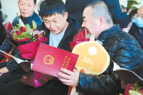钥匙和房产证一起拿到手