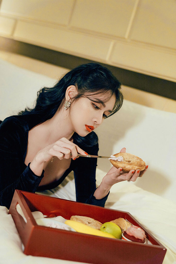 蔡卓宜亮相2021凤凰网时尚之选 复古港风造型美艳动人