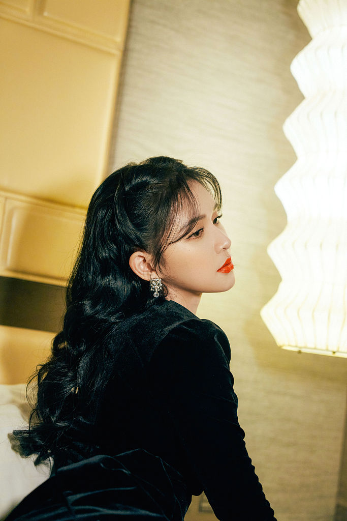 蔡卓宜亮相2021凤凰网时尚之选 复古港风造型美艳动人