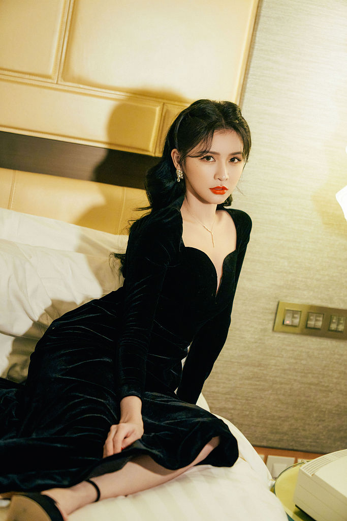 蔡卓宜亮相2021凤凰网时尚之选 复古港风造型美艳动人