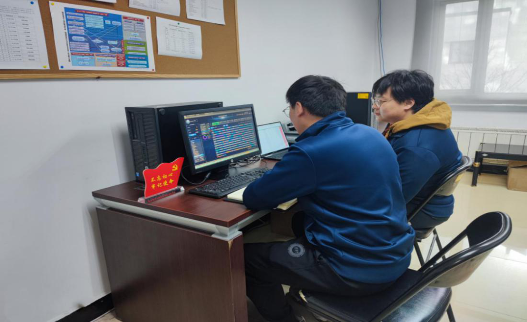 频率组技术人员正在开展频率申请的技术分析工作