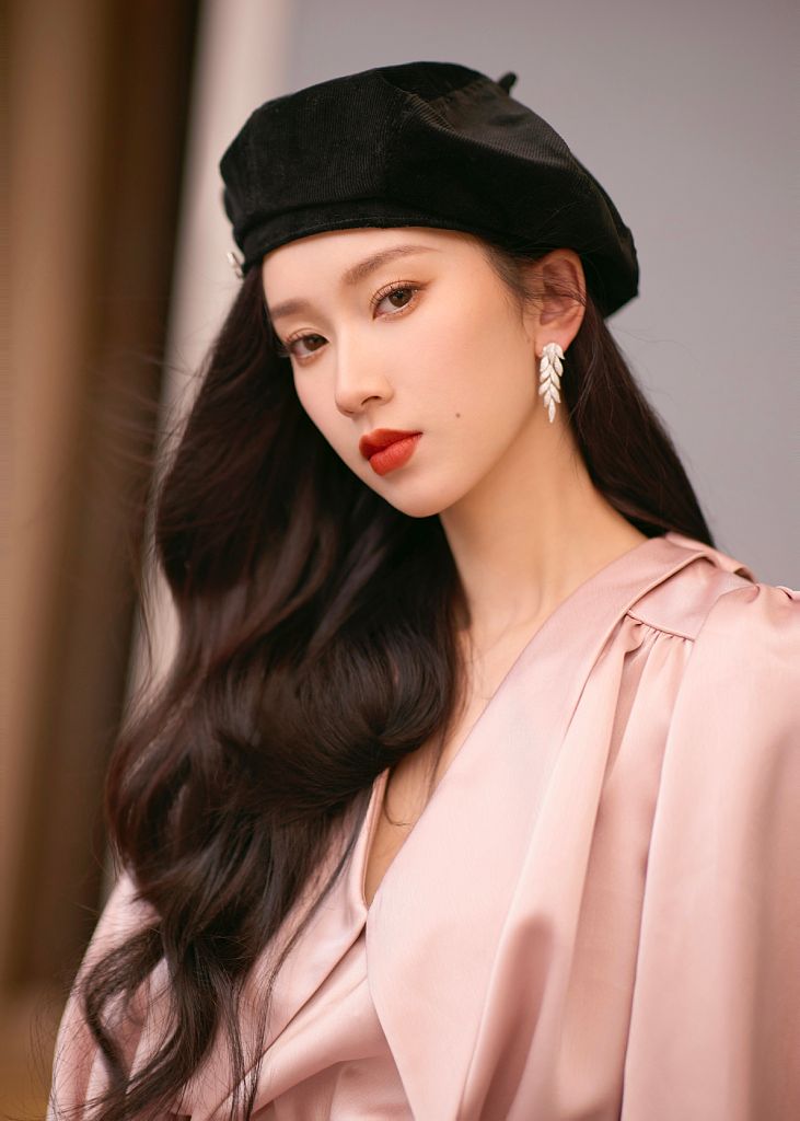 刘令姿卷发红唇造型现身直播活动 着粉色连衣裙妩媚生姿__财经头条