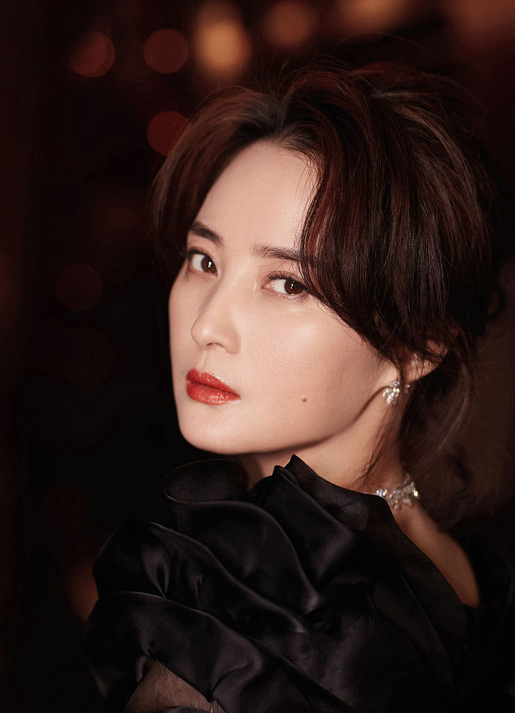 蒋勤勤亮相2021凤凰网时尚之选着黑色礼服妩媚动人