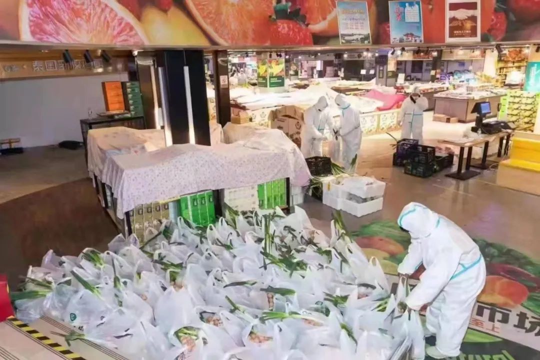 △ 曲江新区工作人员正在给居民运送蔬菜