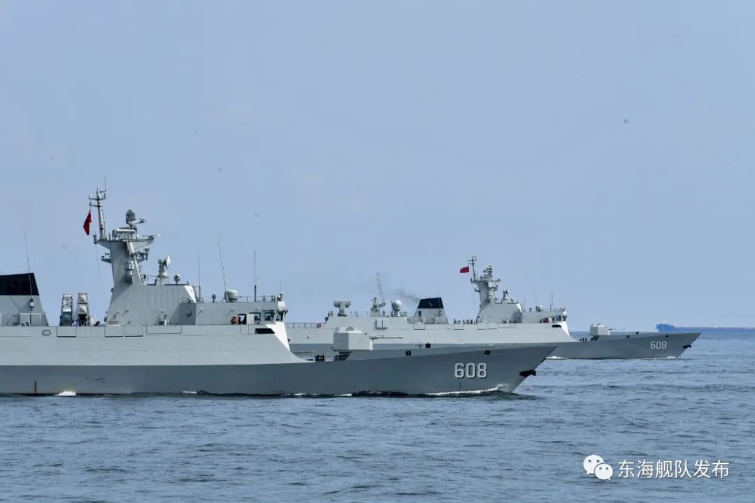 "铃……"上午10时许,尖锐的警报声骤然响起,只见舰炮高昂,雷达疾转,一