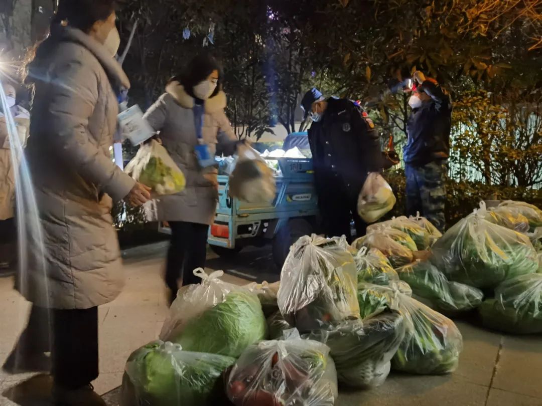 △ 阎良区工作人员正在给居民运送蔬菜