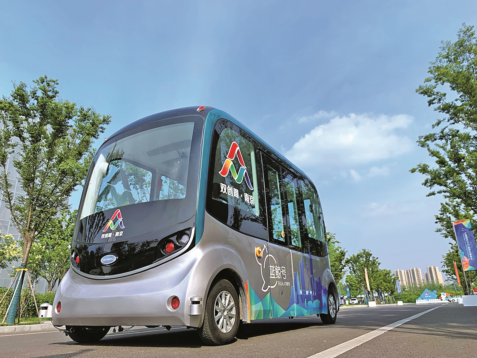 蓝鲸号无人驾驶旅游观光车